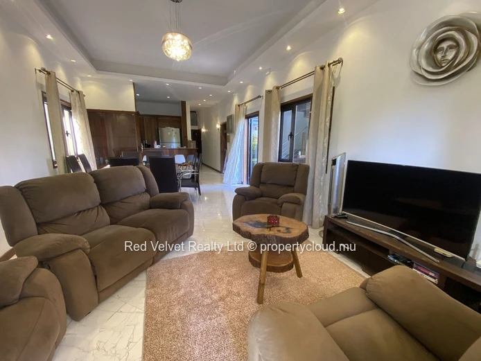 Maison de plain-pied entièrement meublée de 3 chambres à louer à Ébène