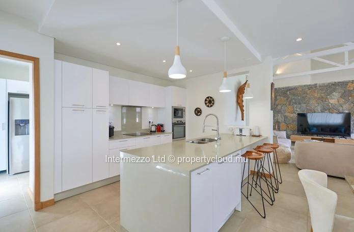 Villa 4 chambres en suite avec studio indépendant à vendre – Domaine de Mahé, Grand Baie – Jardin tropical & sécurité €