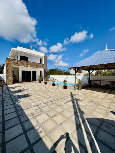 Belle villa 3 chambres et 3 salles de bains, piscine et jardin a pereybere