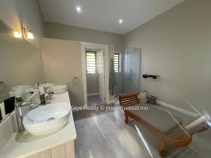 Panoramic Mountain Views - Expansive Landscaped Grounds - Absolute Privacy - Pet Friendly