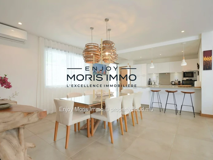 Contemporary villa for sale in Grand Baie – Mauritius – 3 suites + independent studio – Pool – Secured residence