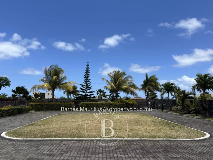 BEAU VALLON - Maison de 493 m² sur terrain de 1 630 m² - 4 chambres