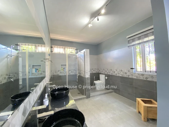 Fully furnished villa for rent in Calodyne: 5 bedrooms - 3 bathrooms - parking space - private pool - close to shops