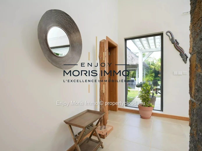 Contemporary villa for sale in Grand Baie – Mauritius – 3 suites + independent studio – Pool – Secured residence