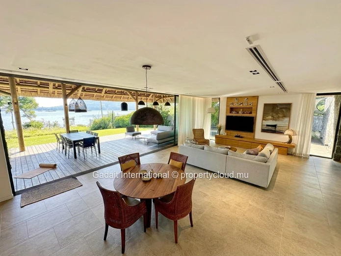 Villa pieds dans l'eau à vendre – Une adresse d'exception sur la côte Ouest de l'Île Maurice