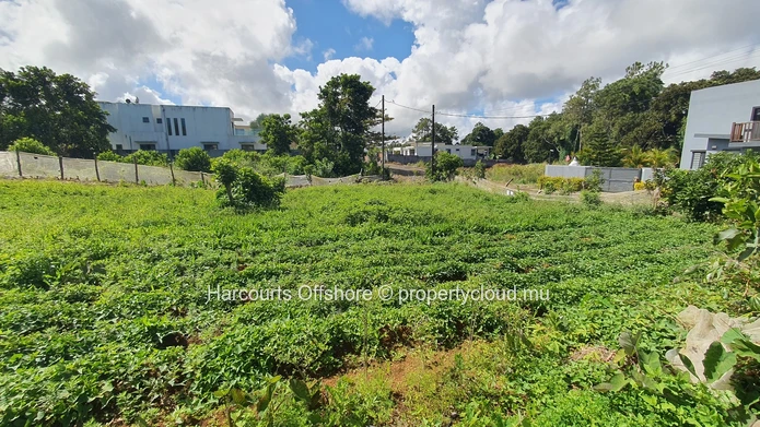 Sunny 533 sqm Plot in Highlands - Quiet Street, Near Shops