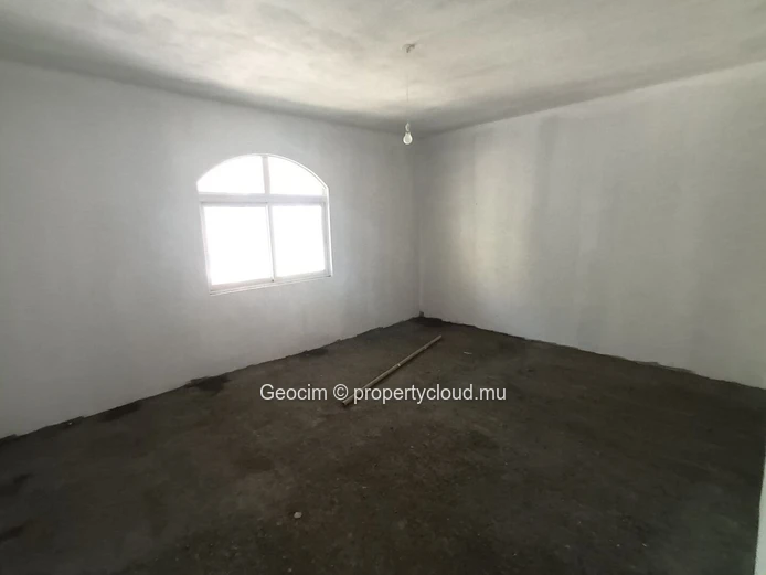 Flic en Flac Morc De Chazal à 5 mns de la plage Maison meublée de 6 càc 2 sdb sur 99 toises. Etage à compléter. (Mandat exclusif)
