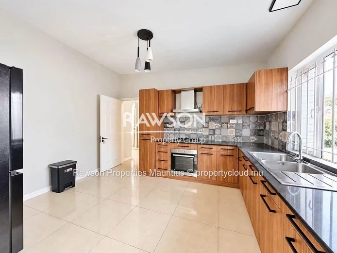 À Louer : Spacieuse Villa Familiale À Calodyne | 4 Chambres | Entretien De La Piscine Et Du Jardin Inclus