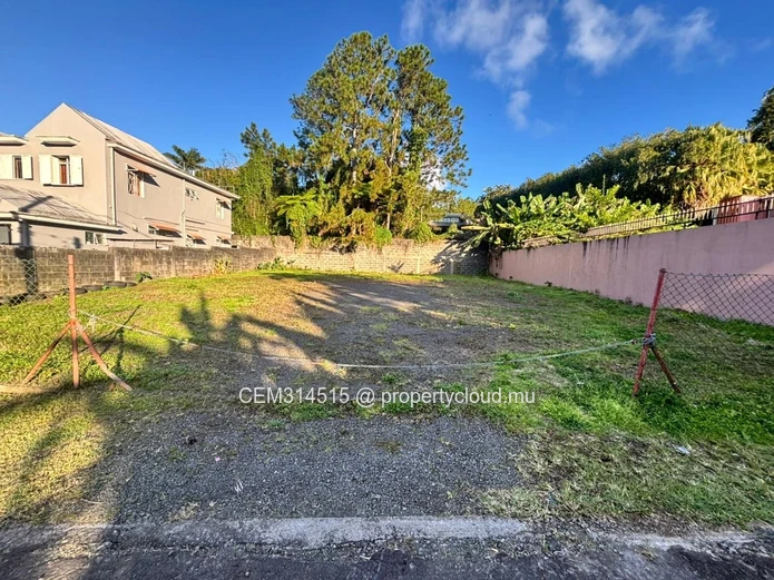 Terrain Résidentiel à Vendre  Environ 12 Perches – Floréal
