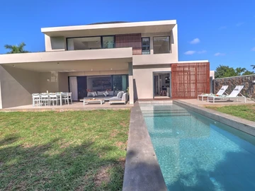 3-bedroom villa with private pool, jacuzzi, sea access, and close to golf