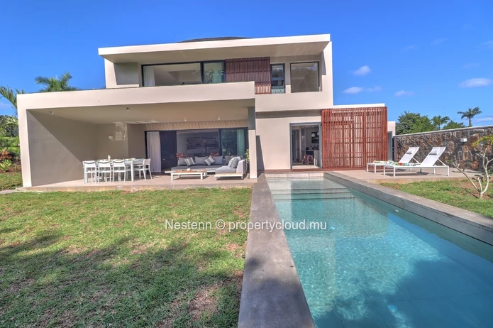 3-bedroom villa with private pool, jacuzzi, sea access, and close to golf