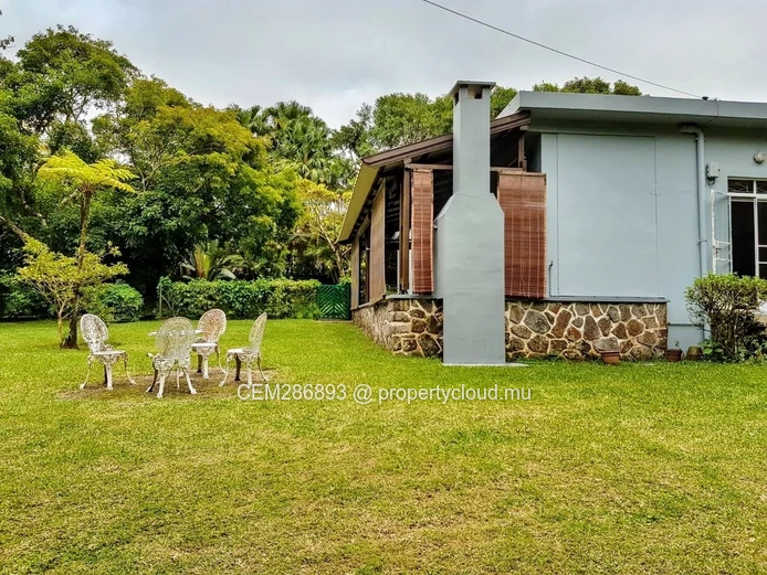 Grand terrain avec maison principale et chalet à vendre à Curepipe