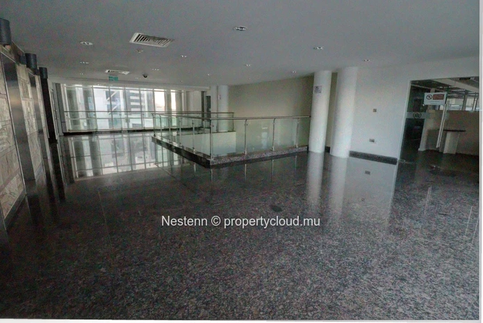 Espace bureau de 1 086 m² dans un centre d'affaires recherché. 