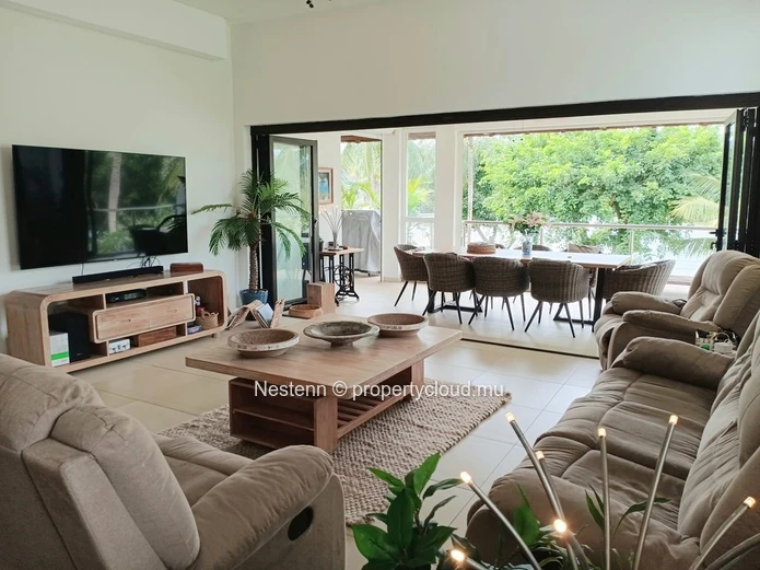 Between the sea and the river, a penthouse with its feet in the water