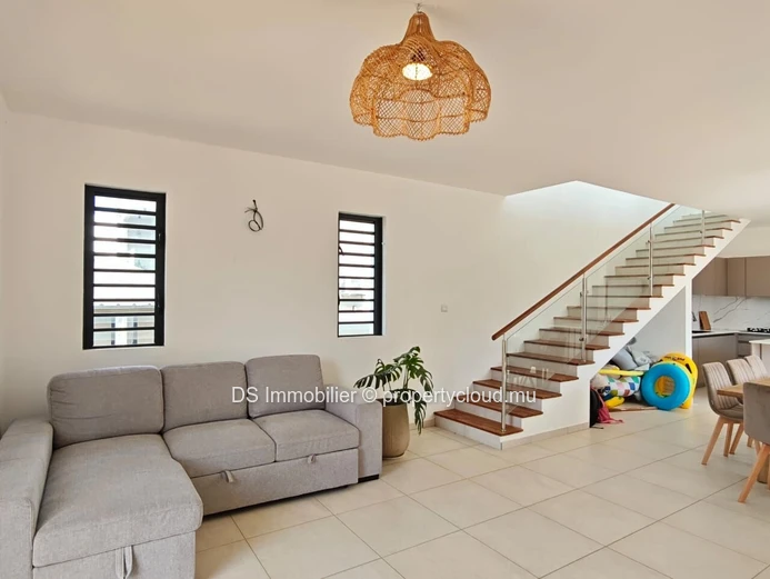 Villa Spacieuse De 5 Chambres + Bureau En Location À Grand Baie - Nord (Mandat exclusif)