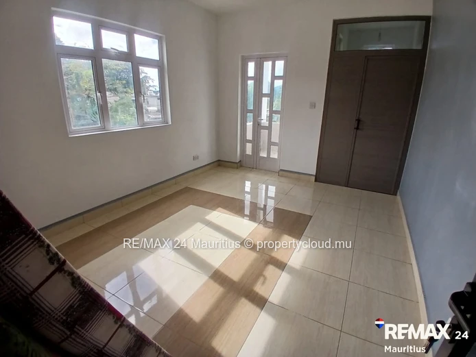 Spacious 5-Bedroom Family Home with Stunning Mountain Views