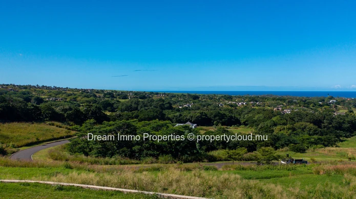 Sumptuous plot with breathtaking lagoon views in one of the most prestigious golf estates in Mauritius