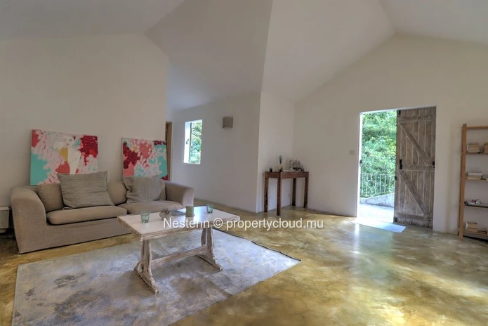 Élégante maison de 3 chambres à louer à Moka – Cadre paisible au bord de la rivière