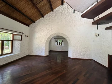 5 Bedroom Villa