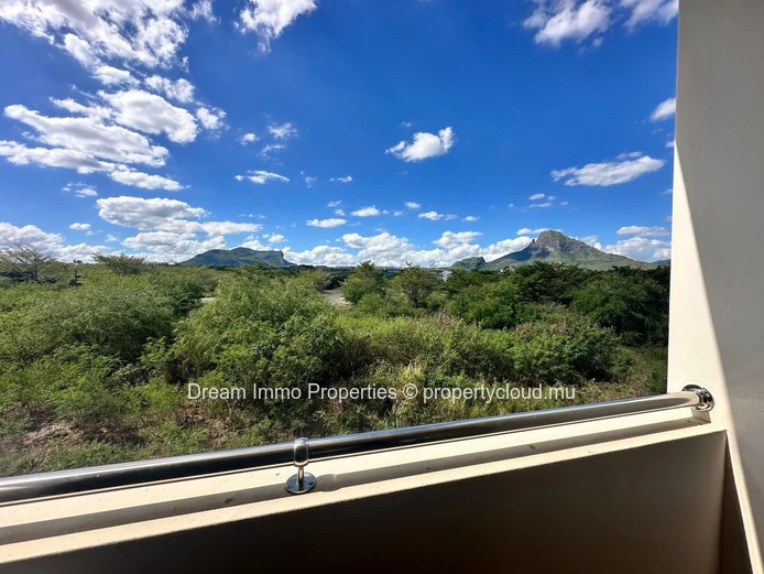 Superbe penthouse de 3 chambres avec toit-terrasse privé, vue mer & montagnes à Flic en Flac - Ile Maurice