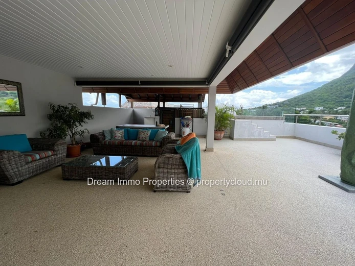 Belle Villa Triplex En Revente A La Balise Marina A Riviere Noire - Ile Maurice