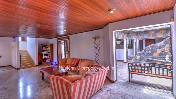 4-bedroom villa with a 2110m² garden, private pool, rustic and modern charm