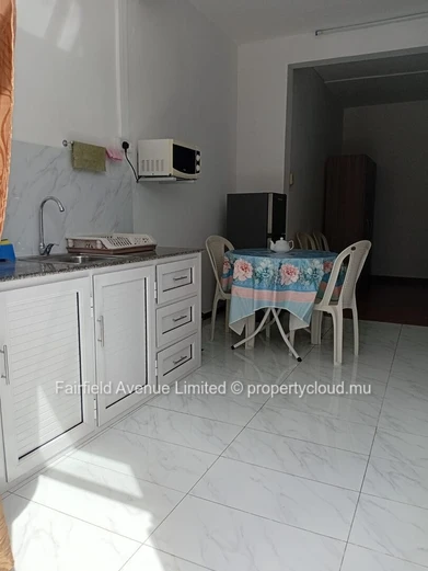 Appartement meublé à louer à Quatre Bornes, loyer incluant les factures : proche des facilites. Prix Rs 20 000.