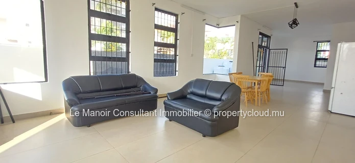 Ground floor apartment 2 bedrooms with private garden and entrance