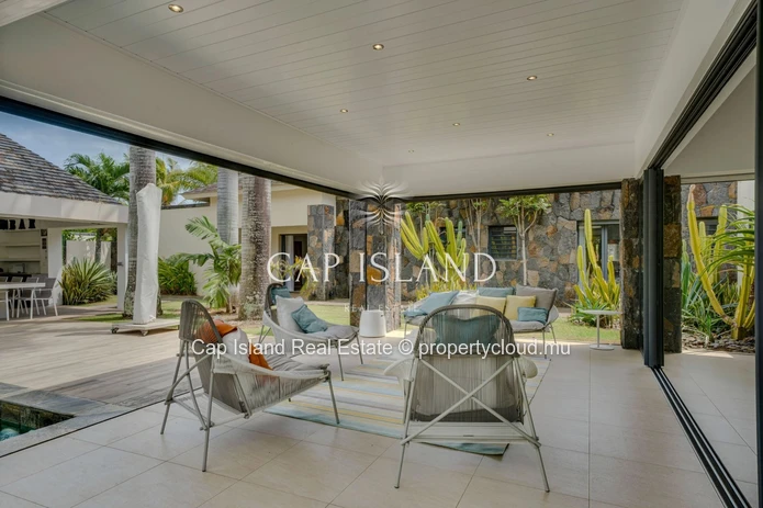 Tropical luxury in a 5-bedroom villa