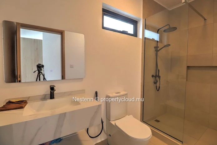 Maison moderne neuve avec piscine à Grand Baie