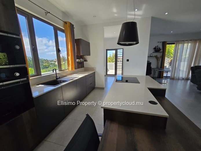 Penthouse in Péreybère with Coastal View – 3 Bedrooms & Jacuzzi