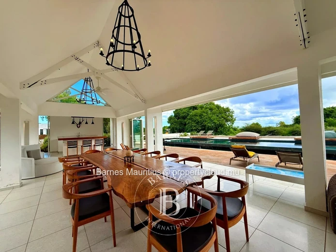 RIVIÈRE NOIRE – Architect-designed villa with mountain view – 3 bedrooms