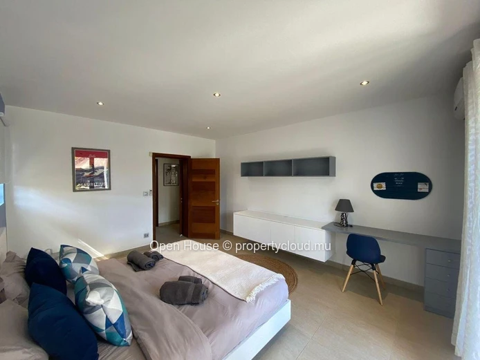 Villa d'architecte de 400m2, terrain de 1210m2, 5 chambres en suite dont master, mezzanine, piscine, magnifique jardi...