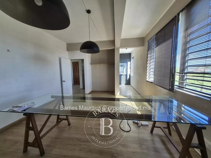 GRAND BAIE – Bright office near amenities – 70 m²