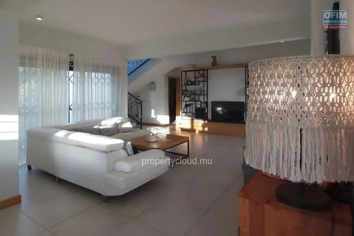  A vendre une villa à Grand Baie la Mare Ronde sans vis à vis avec une vue montagne.