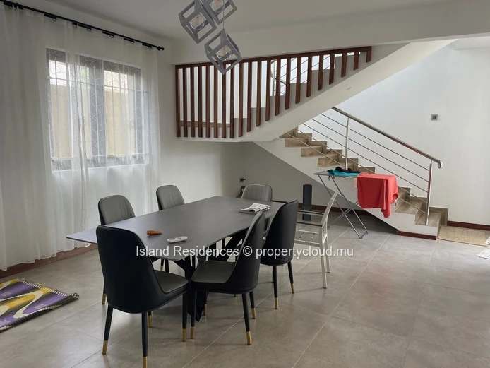 Pereybere - Maison moderne sur un terrain de 800 metrès carrés avec piscine dans un quartier paisible