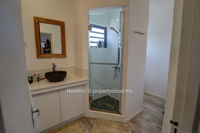  Maison pieds dans l'eau semi-meublée 3 chambres – Vivre au bord de l'océan en long terme