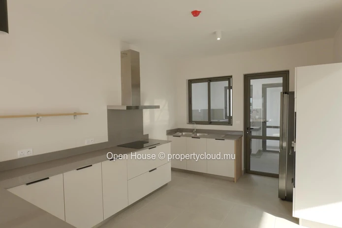 Penthouse PDS à vendre à Trou aux Biches, 345m², 3 chambres, piscine commune, accessible aux étrangers, plage, parkin...