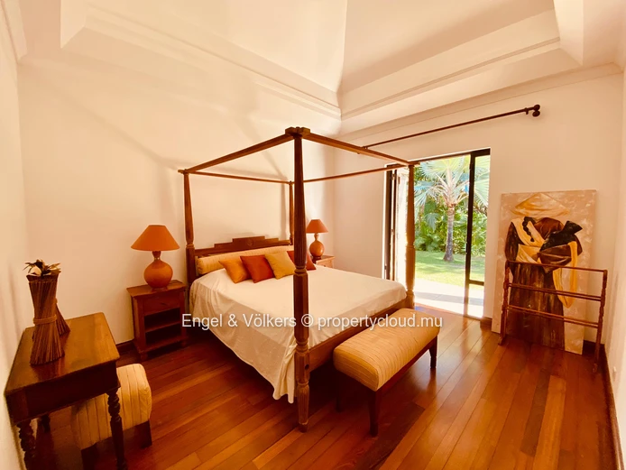 5 Bedrooms Villa on a golf Course
