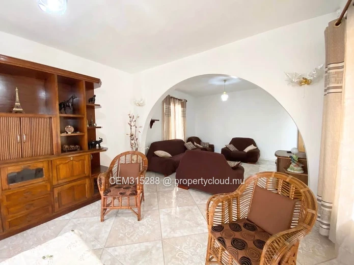 3 Bedrooms Ground Floor Apartment for Rent – Morcellement Sodnac, Quatre-Bornes 200 m²