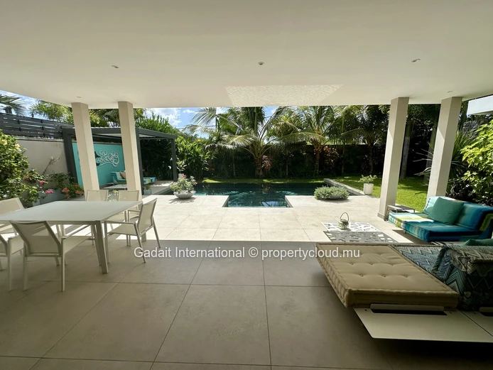 Villa contemporaine avec piscine à débordement et pergola bioclimatique à Grand Baie