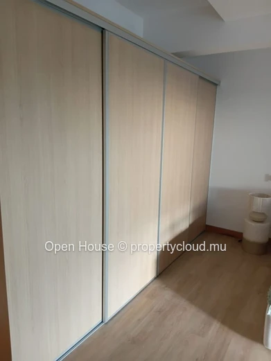Appartement R+2 à vendre à Grand Baie, 150m², 3 chambres, vue montagne, meublé, climatisé, parking gardé, accessible ...