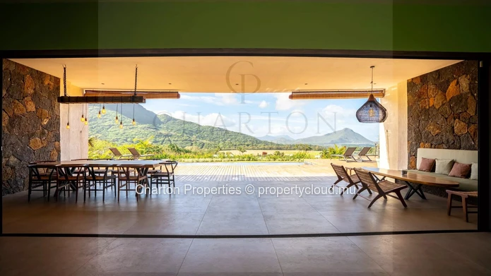 Contemporary 4-bedroom en suite villa with exceptional panoramic view of the sea and mountains