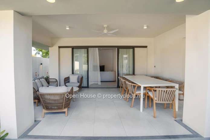 Contemporary villa in the heart of the Smart City of Tamarin. Close to school and all shops. 4 bedrooms.