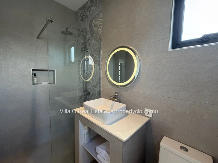Unique opportunity to acquire a lovely 4-bedroom en-suite house in a secure residence in Grand Baie. Rs. 12 million s...