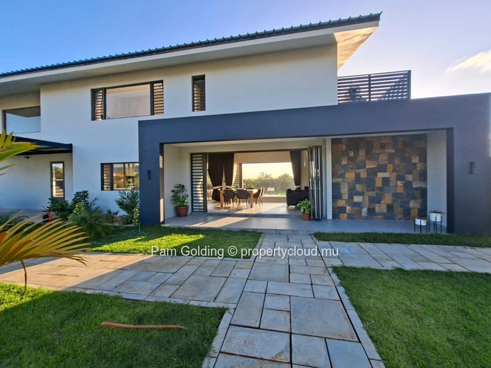 Maison Contemporaine de 3 Chambres avec Piscine dans un Domaine Résidentiel Sécurisé