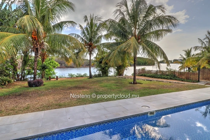 Spacieux et lumineux appartement de 300 m2 avec piscine et jardin en bord de rivière