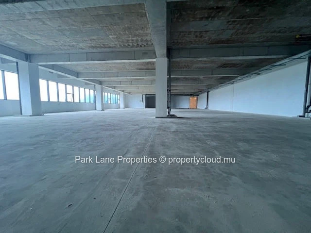 Shell and core office space of 265 m2