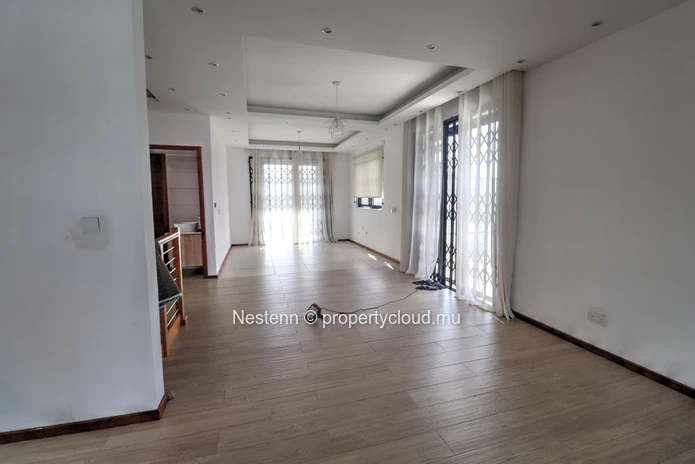 Viila avec 4 chambres, un espace bureau et une cuisine entièrement équipée