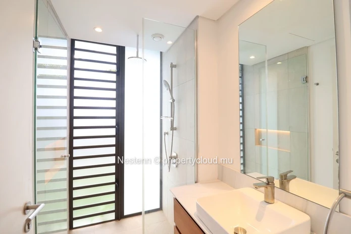 Magnificent 3-bedroom duplex with private pool and sea view.